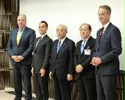 横浜市への参入方針などを説明したウィン・リゾーツ・ジャパンのクリス・ゴードン代表（左端）ら＝１１月７日、横浜市