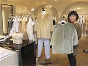 エコファー特有の色合いの商品を持つ高島屋日本橋店の売り場担当者＝１１月、東京・日本橋