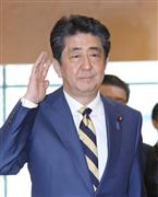 出邸する安倍晋三首相＝１１日午前、首相官邸（春名中撮影）