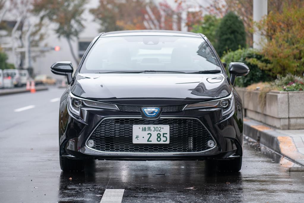ワイド＆ローに構えた新型カローラ。グリルだけが残念だ…