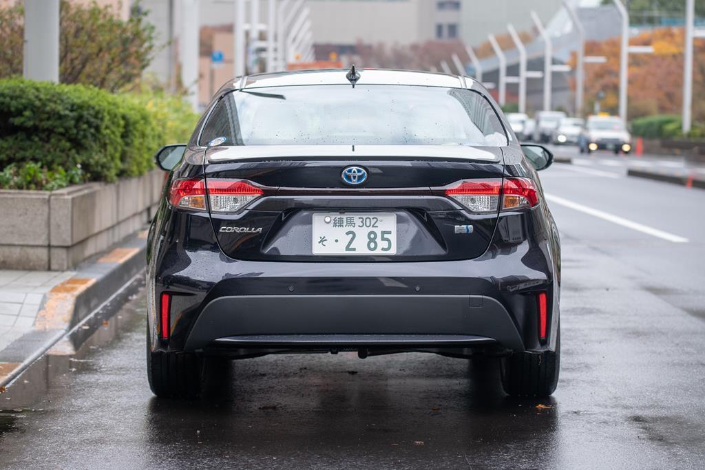 リヤは小ぎれいにまとめた印象。プリウスよりも控えめで堅実なデザインは幅広く支持されそう