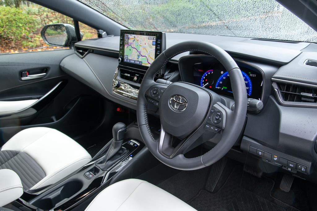 シンプルにまとめられた運転席周り