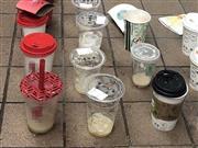 飲み残した状態で捨てられたタピオカなどの容器＝東京都渋谷区（タピオカミルクティー協会提供）