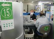 高齢者専用の「生涯現役支援窓口」で担当者に求職相談をする男性＝ハローワーク秋田