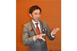 カジノでＶＩＰを接遇する佐藤恵介さん＝シンガポールのマリーナベイ・サンズ（天野健作撮影）