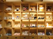 店内には日本各地の銘品が並ぶ