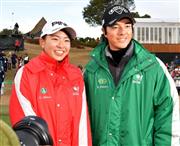 日立３ツアーズ選手権の後、石川遼（右）とのツーショット写真におさまる渋野日向子＝１５日、千葉県成田市のグリッサンドゴルフクラブ　