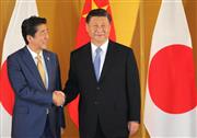 ６月の日中首脳会談で、習近平国家主席（右）と握手する安倍晋三首相＝大阪市北区（代表撮影）