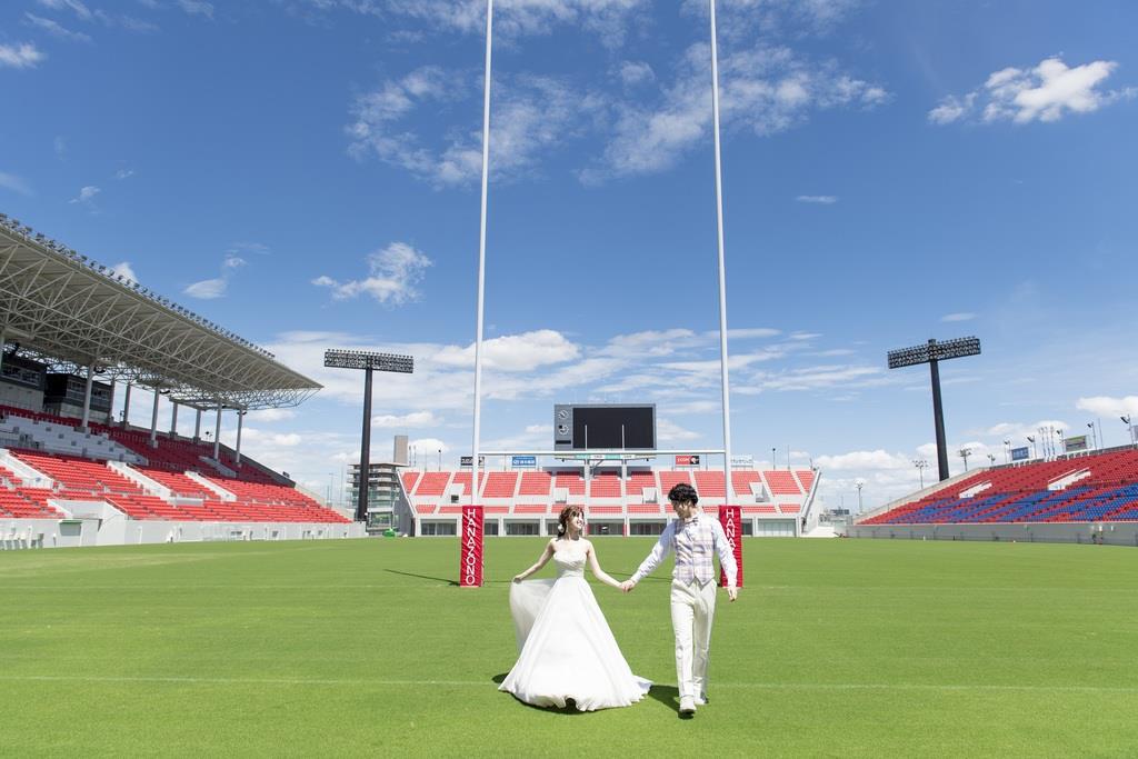 阪急うめだ本店は花園ラグビー場でウェディングフォトが撮影できる福袋を販売している（提供写真）