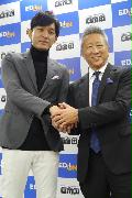 記者会見で握手するエディオンの久保允誉会長兼社長（右）と夢見るの重見彰則社長＝２３日、大阪市北区（田村慶子撮影）