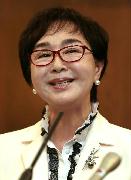 記者会見する寺田千代乃氏＝平成２９年５月、大阪市西区（山田哲司撮影）