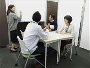 カジュアルな服装で打ち合わせをするダイドーグループＨＤの社員ら