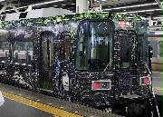 歌手のＨＹＤＥ氏とコラボレーションした特急「ＨＹＤＥサザン」をお披露目＝２３日、南海電鉄の難波駅