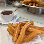 揚げたてのチュロス。スペインを訪れたら、これを食べなきゃ帰れない。カップになみなみと注がれたホットチョコレートに浸して食べます。提供：執筆者