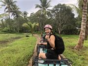 冒険も大好き。フィリピンのセブ島ではバイクに乗って山の中を散策しました。提供：執筆者