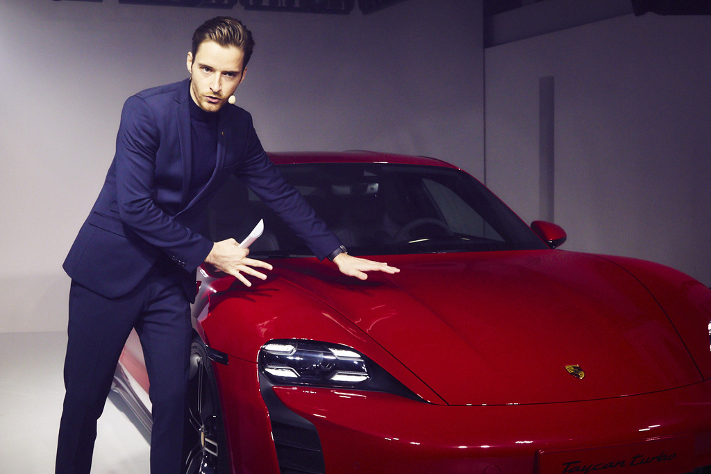 ポルシェ・タイカンのプレゼンテーションを行うアレキサンダー・クワース氏