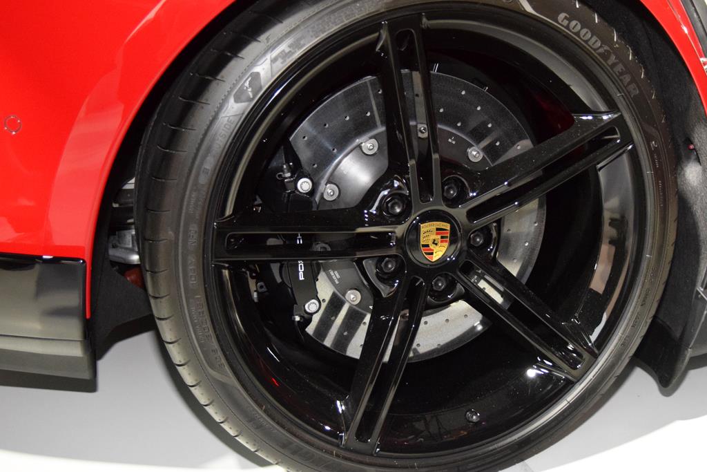 ポルシェ・タイカンの大径ホイールとサーフェスコーテッドブレーキ
