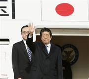 日中韓３カ国首脳会談などに出席するため、中国に向けて出発する安倍首相＝２３日午後、羽田空港