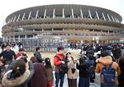 国立競技場オープニングイベントには多くの人が集まった＝２１日、東京都新宿区