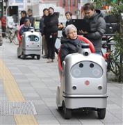 低速自動運転で公道を走る「ロボカー・ウォーク」＝２５日、東京都文京区