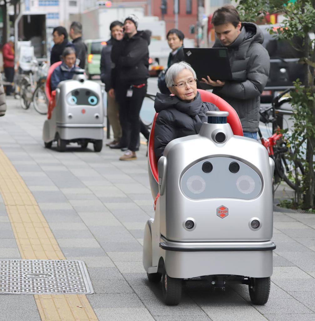 低速自動運転で公道を走る「ロボカー・ウォーク」＝２５日、東京都文京区