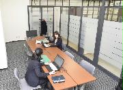 りそな銀行和泉中央支店の遊休スペースを活用したサテライトオフィス＝１６日、大阪府和泉市（岡本祐大撮影）