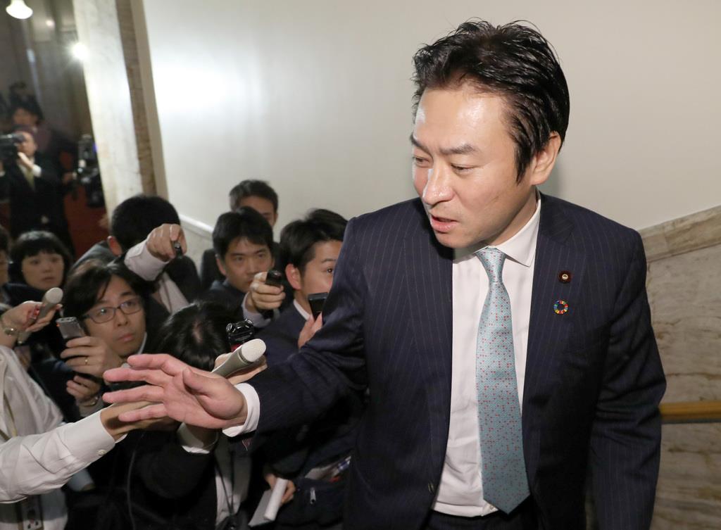 自身が関係する企業が東京地検特捜部の家宅捜索を受け記者団から質問される自民党・秋元司衆議院議員＝１２月９日午後、国会内（春名中撮影）