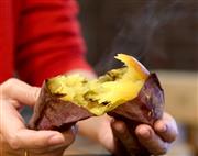 割ってみると、ふわりと湯気が立ち上った＝銀座つぼやきいも（酒巻俊介撮影）