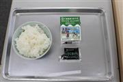 １２月９日の簡易給食（教職員用）。児童は家庭から弁当かおかずを持参する＝千葉県館山市佐野（橘川玲奈撮影）