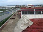 台風の影響で屋根がめくれた千葉県館山市の給食センター（館山市提供）