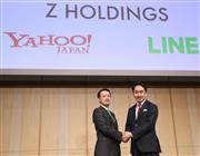 経営統合で合意し、記者会見で握手するヤフーの親会社ＺＨＤの川辺健太郎社長（左）とＬＩＮＥの出沢剛社長＝１１月、東京都港区