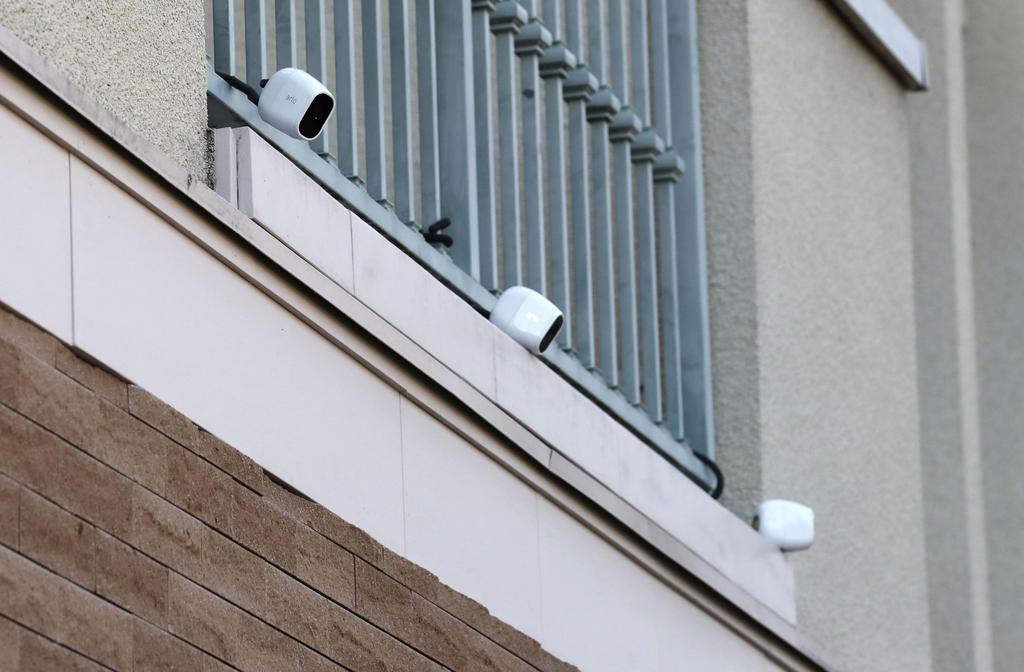 カルロス・ゴーン被告宅の玄関付近に設置された監視カメラ＝２日、東京都港区