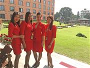 マレーシアの航空会社で乗務する金子あすなさん（左から3人目）。昇格試験に合格し、責任もより重くなるシニアキャビンクルーとしての初めての乗務は、天候不良により、ネパールの首都カトマンズへまさかのダイバート（代替着陸）。普段は日帰りで降機することのないカトマンズで撮ったクルーとの1枚。提供：本人