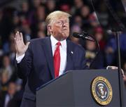 １８日、米ミシガン州バトルクリークでの支持者集会で演説するトランプ大統領（ロイター）