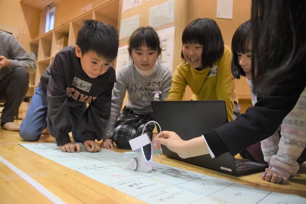 必修化を控え小学生にプログラミング講座　仙台で高校生が指導