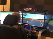 記者も自動車教習所用に開発中の安全運転シミュレーターを体験した