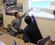 横浜市で働きながら、長野県白馬村で副業をする渡辺雅司さん（左）＝同村