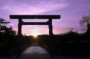 伊勢神宮・内宮の大鳥居の間から登る太陽