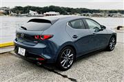MAZDA3ファストバック。ルーフからなだらかにつながるリヤウインドーやランプ周辺のボリューム感、ボディ側面のコントラストが美しい