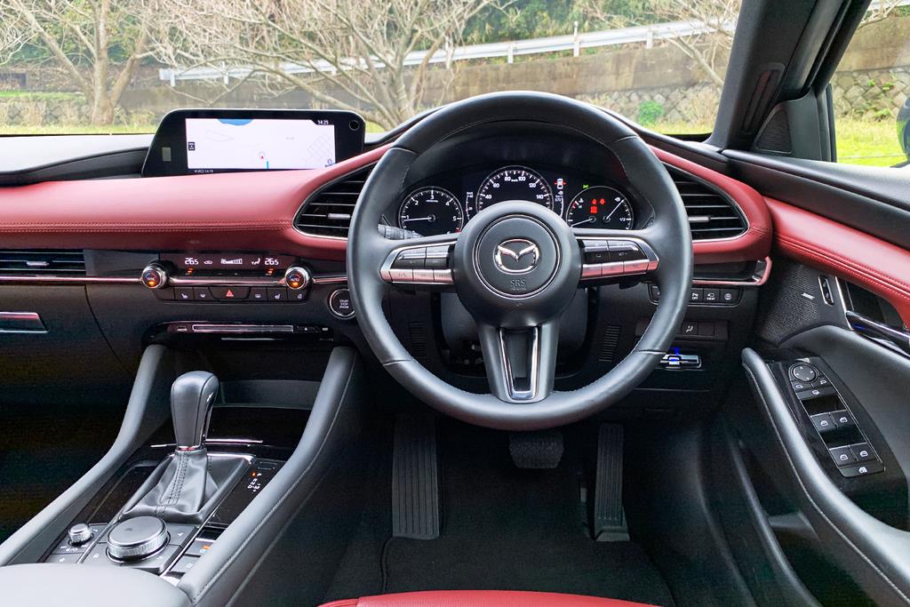 コンソールに高さがあるため、着座時はコックピットに囲まれているような雰囲気がある