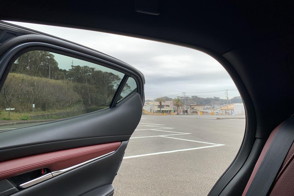 後席の開口部。降りるときに2回ほど頭をヒットした（参考までに筆者の身長は平均的な172cm）