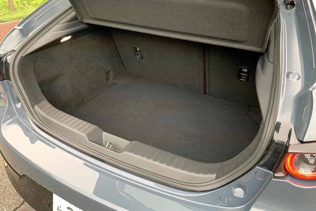 開口部からやや掘り下げた形状の荷室。このサイズなら普段使いで困ることはなさそう