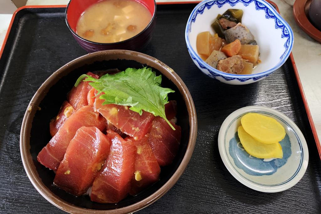 横浜発着のロケで城ケ島に行くと必ず食べるマグロ漬け丼