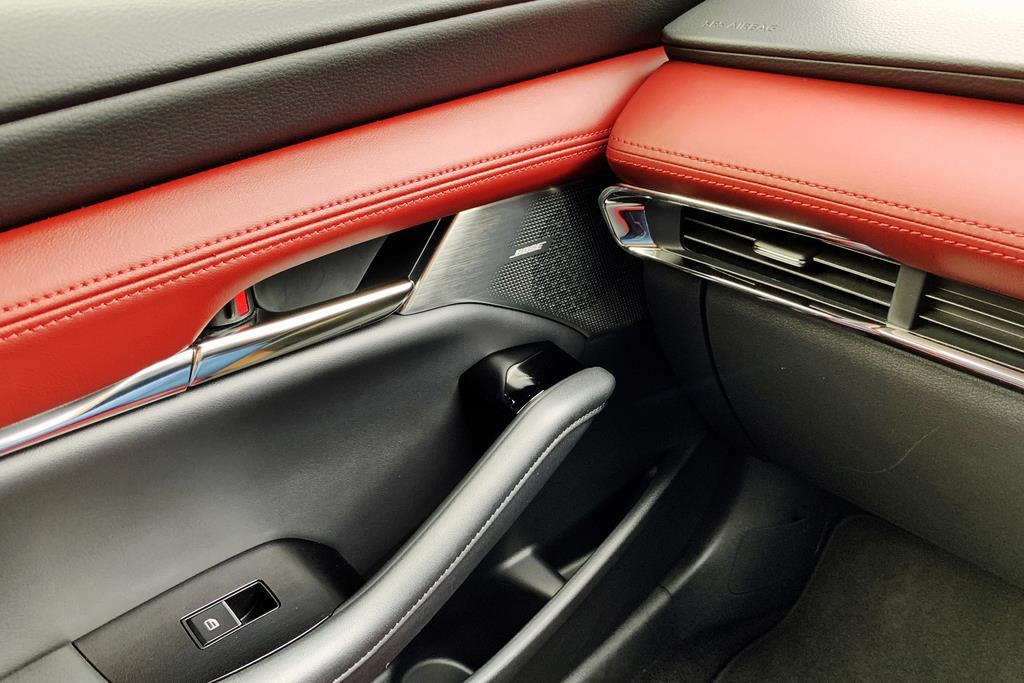 トリムのステッチ、エアベントやインナーハンドルのメッキ、グリップの造形の美しさに心が躍る