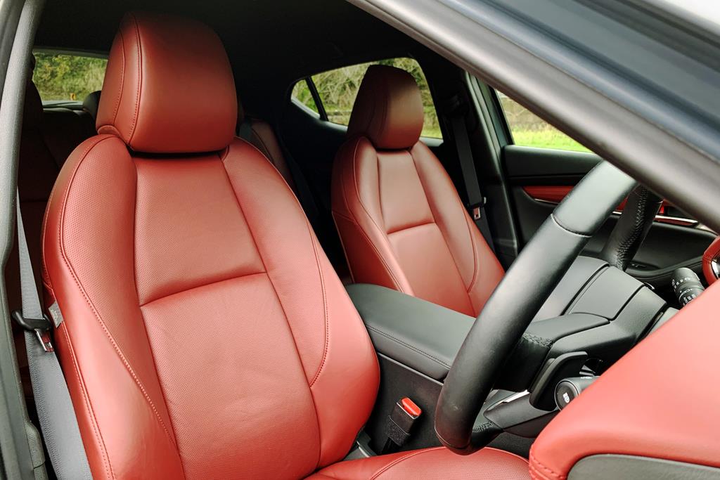 表面にドット穴をあけたパーフォレーションレザーシート