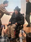 後ろ身頃はフードに変形。背もたれとの間で後ろ身頃がだぶつくという悩みも解消した