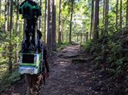 グーグルの撮影機材を背負い、熊野古道を歩く和歌山県職員（県提供）
