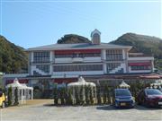 廃校をリノベーションした「のじまスコーラ」。レストラン、カフェ、マルシェを備え、交流拠点としてにぎわう