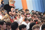 ミッキーマウスの祝福に「最高の成人式」と大喜びの新成人＝１３日、東京ディズニーランド（江田隆一撮影）