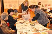 なごやかな雰囲気で行われた高齢者向けの英語教室＝昨年１２月１９日、くらぶち英語村（椎名高志撮影）